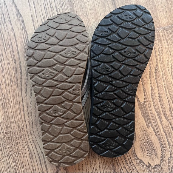 2 pairs of LIKE NEW Women’s Flojos sandals - Picture 2 of 5